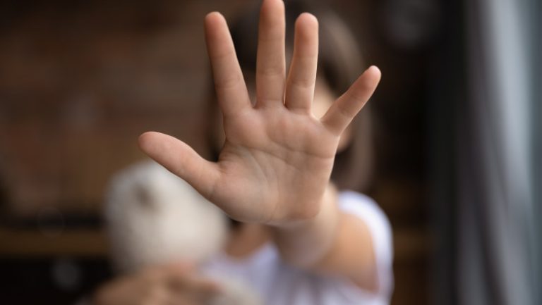 Mureş: Trei persoane, arestate după ce au instigat o persoană cu afecţiuni psihice să atingă în zona intimă o fată de opt ani