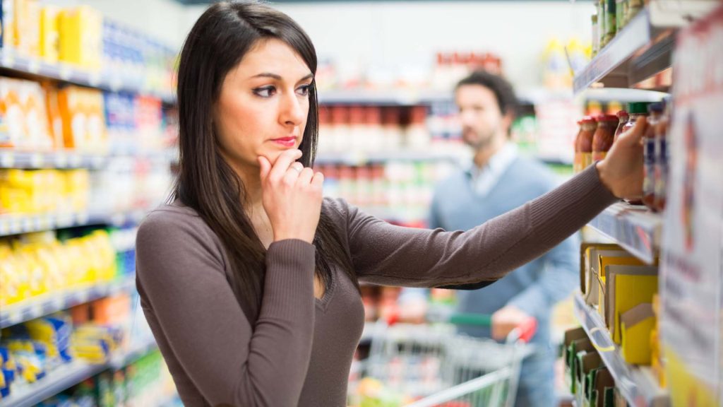 Sfatul specialistului în nutriţie: Să mergem la cumpărături cu listă. Orice punem în coş, dacă nu este pe listă, o să ajungem să-l mâncăm sau să-l aruncăm