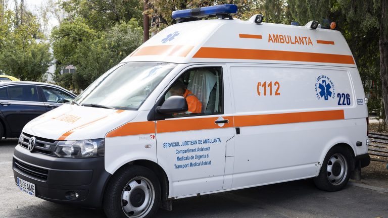 O femeie de 64 de ani, accidentată pe trotuar de un şofer de 18 ani