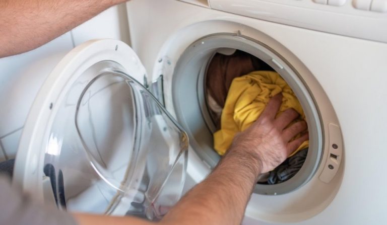 Amendă usturătoare pentru românii care locuiesc la bloc și folosesc mașina de spălat