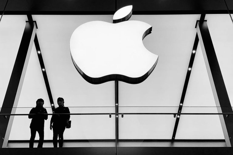 Apple devine primul brand din lume evaluat la un trilion de dolari