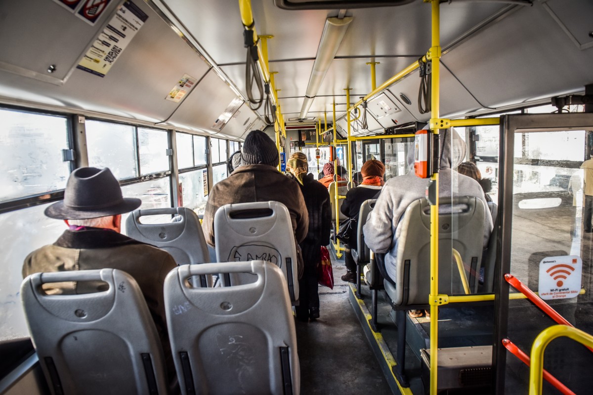 Doi iubiți care fură în tandem din mijloacele de transport în comun