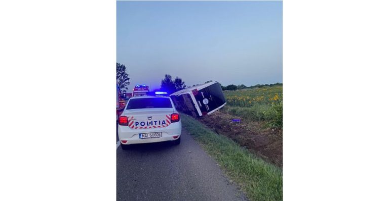 Autocar cu 59 de pasageri, înmatriculat în Bulgaria, răsturnat pe drumul morții