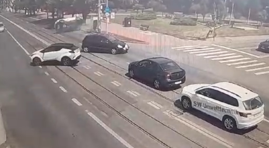 Autoturism răstunat în Copou în urma impactului cu o mașină care vira la stânga/VIDEO