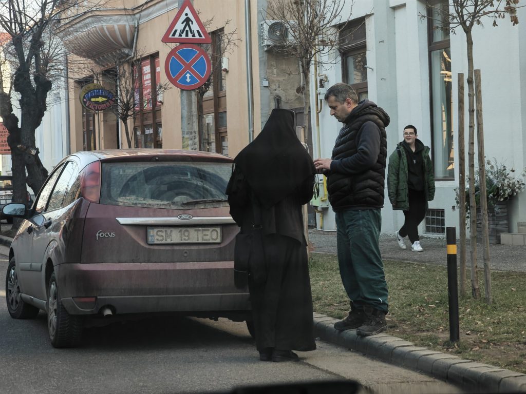 FOTO O călugăriță a devenit bărbat după ce a fost ridicată de pe stradă de polițiștii locali ieșeni. Vedeți ce avea în geantă