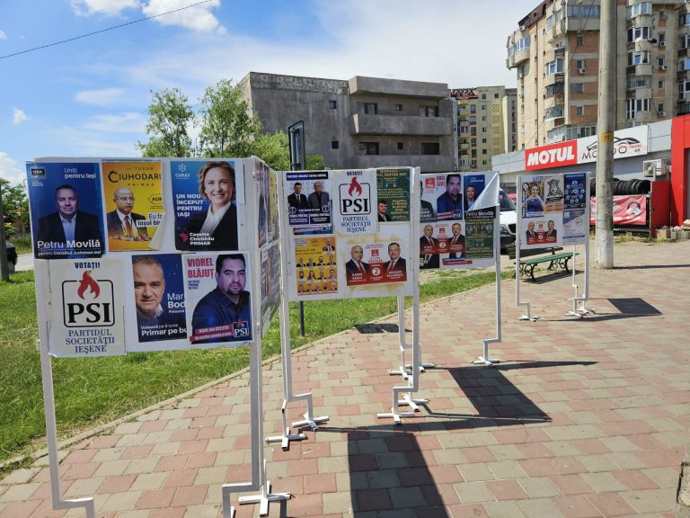 Zeci de afișe electorale prin Iași, deși campania s-a încheiat și acestea ar fi trebuit să dispară