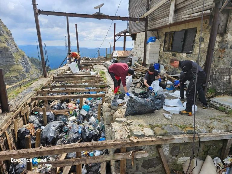 VIDEO Cabana Caraiman din Bucegi, dezgropată dintre ”munții”de gunoaie. Voluntarii au strâns sute de saci cu mizerii