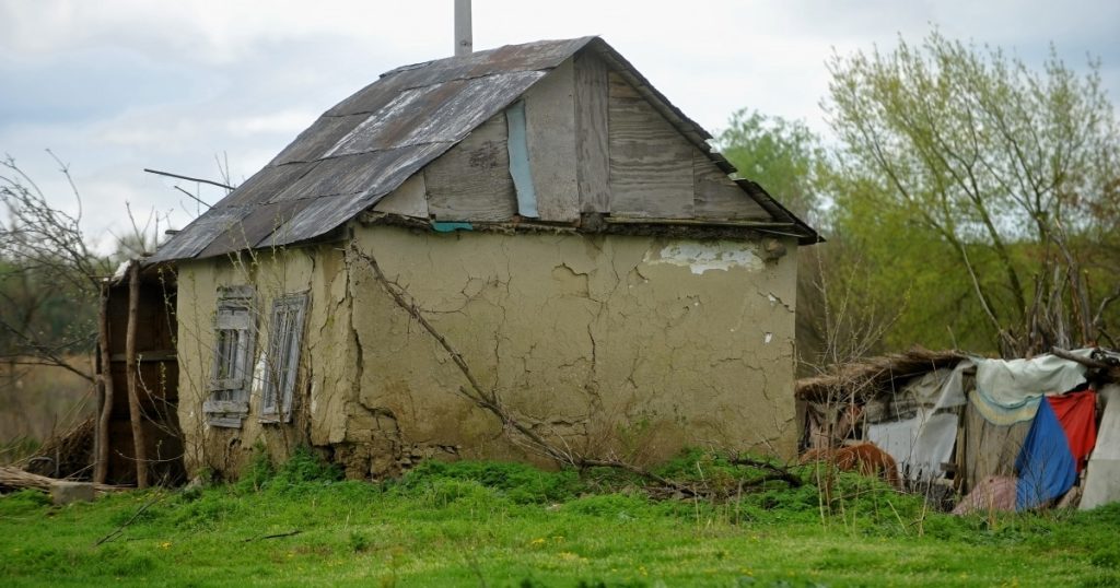  După o evaziune de 200.000 de euro, statul a rămas cu o casă din chirpici la Sirețel