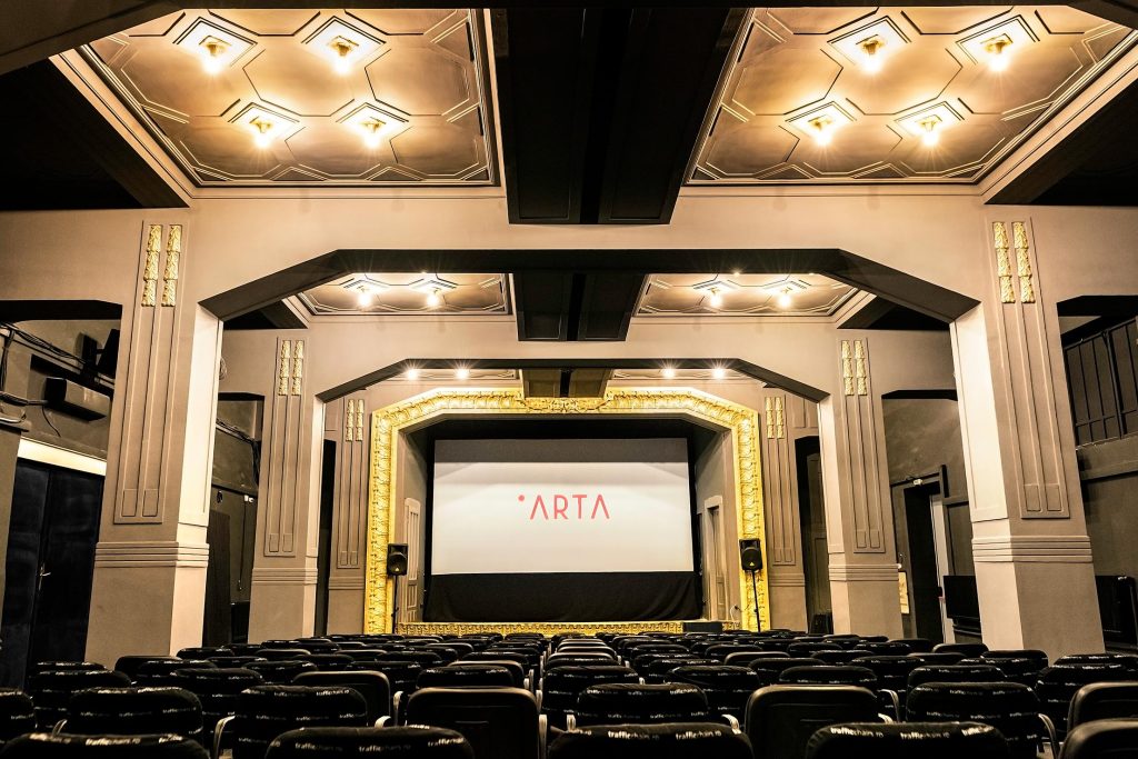 Cum să ne uităm la un film de artă ca să ne placă? Opinia interesantă, cu exemple, a unui cunoscut regizor ieșean