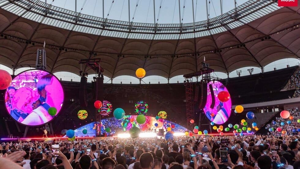 VIDEO Maneaua lui Babasha, primită cu urale și dans la al doilea concert Coldplay