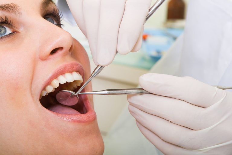 Peste două treimi dintre români au cel puţin o afecţiune orală, cele mai frecvente fiind cariile