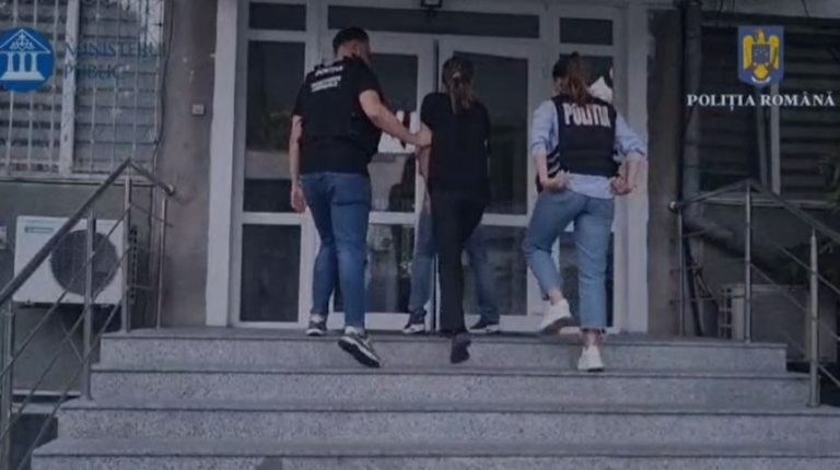O tânără de 29 de ani și-a lovit bunica cu pumnii, picioarele și diverse obiecte din casă până a omorât-o