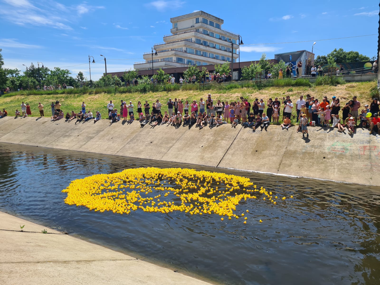 FOTO/VIDEO – Zi mare pentru cei mici: Cursă aprigă de rățuște pe Bahlui