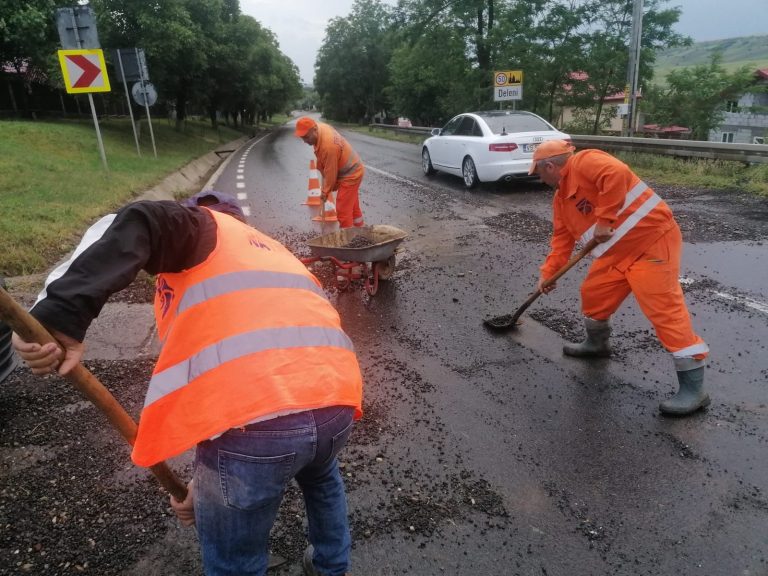 VIDEO Grindină cât mingea de ping pong la Răducăneni. Angajații DRDP intervin în mai multe zone pentru curățarea de mâl a șoselelor