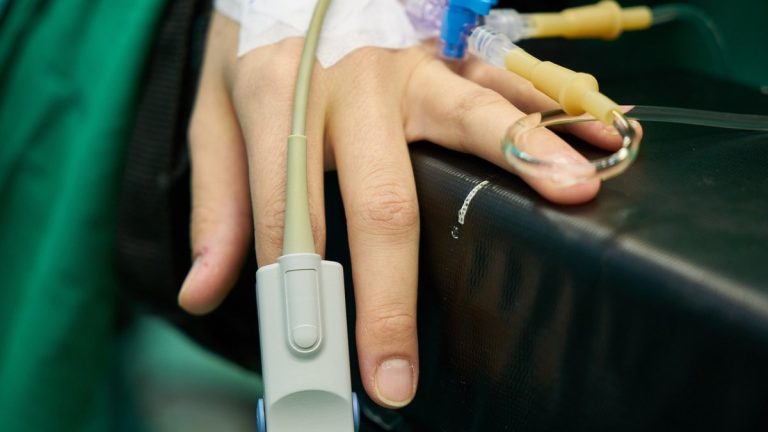 14 elevi de la o şcoală din Iași duși la spital, după ce au consumat alimente în unitatea de învăţământ FOTO