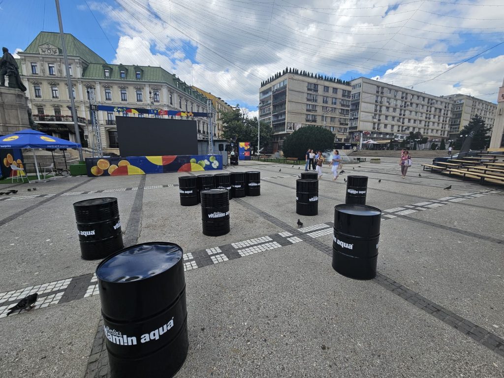 FOTO Microbiștii, așteptați în Piața Unirii. A fost montat un ecran uriaș pentru meciurile EURO 24