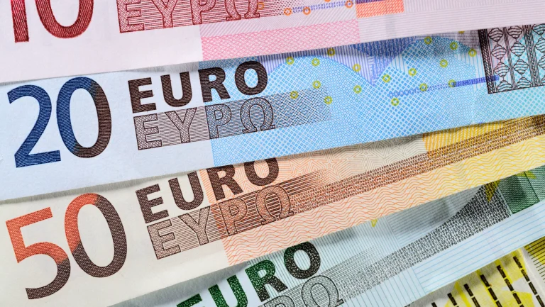 Euro a scăzut puternic luni, după convocarea de alegeri anticipate în Franţa, de către preşedintele Macron