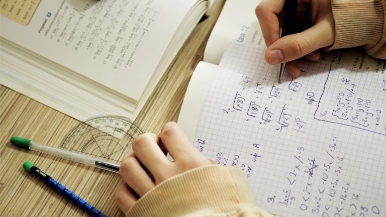 Interdicții pentru elevii care dau Evaluarea Națională 2024: Nu au voie să comunice între ei sau cu exteriorul, să copieze, să iasă din examen înainte de prima oră de la începerea probei