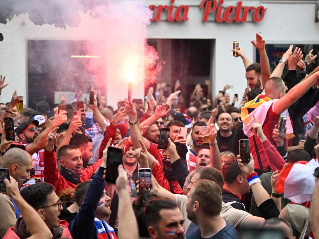  UEFA a amendat Albania şi Serbia cu câte 10.700 de dolari pentru bannere naţionaliste ale fanilor de la Euro 2024
