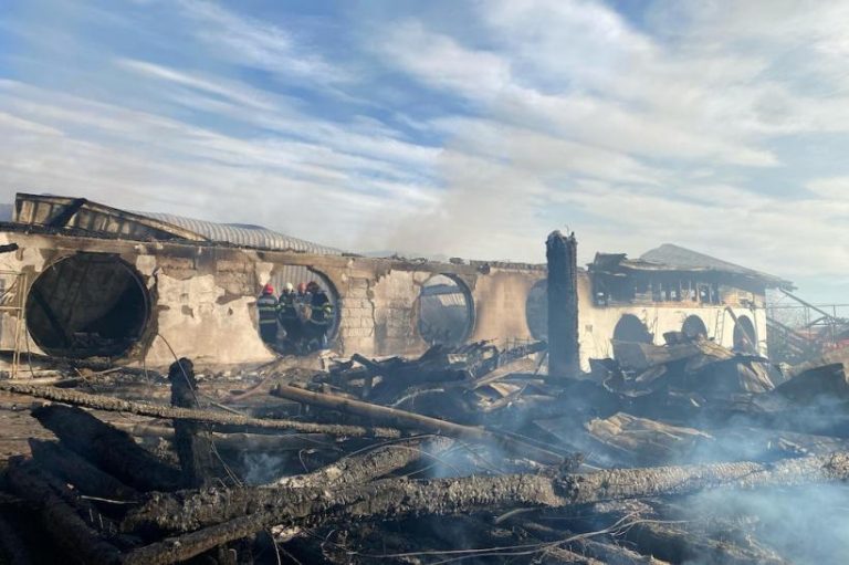 Administratorii „Fermei Dacilor”, complexul turistic din Prahova mistuit de un incendiu în urmă cu doi ani şi soldat cu opt morţi, au fost trimişi în judecată. Concluziile procurorilor