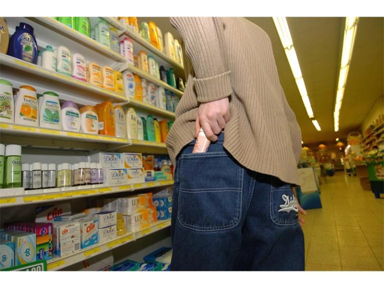 Hoț specializat pe parfumuri de la Lidl. Prins de două ori: odată cu 5 bucăți marca „Chalon”, altădată cu 4 marca „Gibellini”