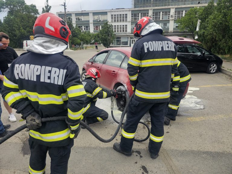 Incendiu la un autoturism pe Calea Chișinăului, în Iași