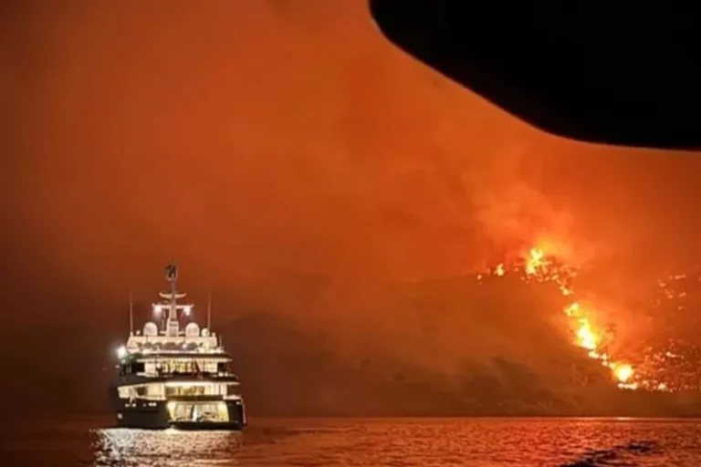 Incendiu pe insula grecească Hydra provocat de un foc de artificii de pe un iaht
