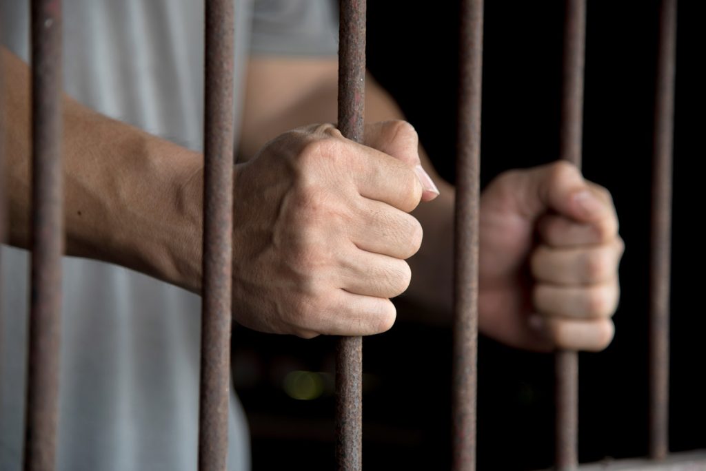 Din 15 condamnări i-au ieșit 27 de ani de închisoare. Ultima infracțiune: a amenințat un gardian că îl „tranșează”