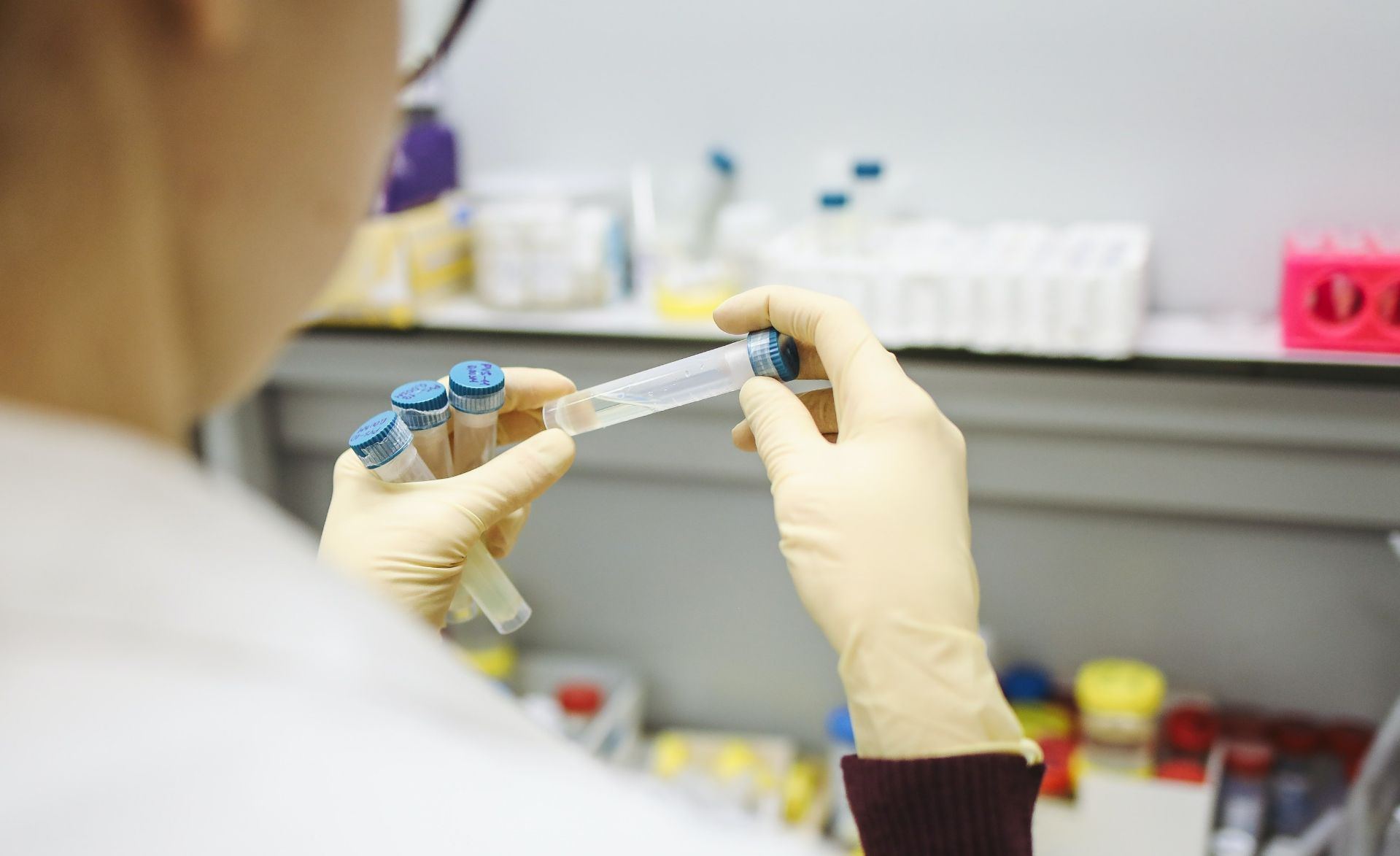  Dilemă a judecătorilor într-un proces la Iași. Ce l-a ucis: pumnul primit de la un cunoscut, boxer, la grătar de Paște sau infecțiile nosocomiale din spital?