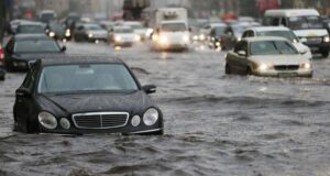 Cea mai mare daună CASCO achitată anul trecut, pentru un autovehicul afectat în urma unei inundaţii, a depăşit 670.000 lei