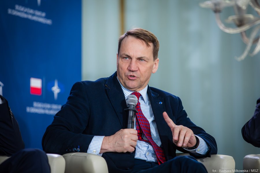 Politico: Iohannis se bate cu polonezul Radoslaw Sikorski pentru funcția de comisar pentru Apărare