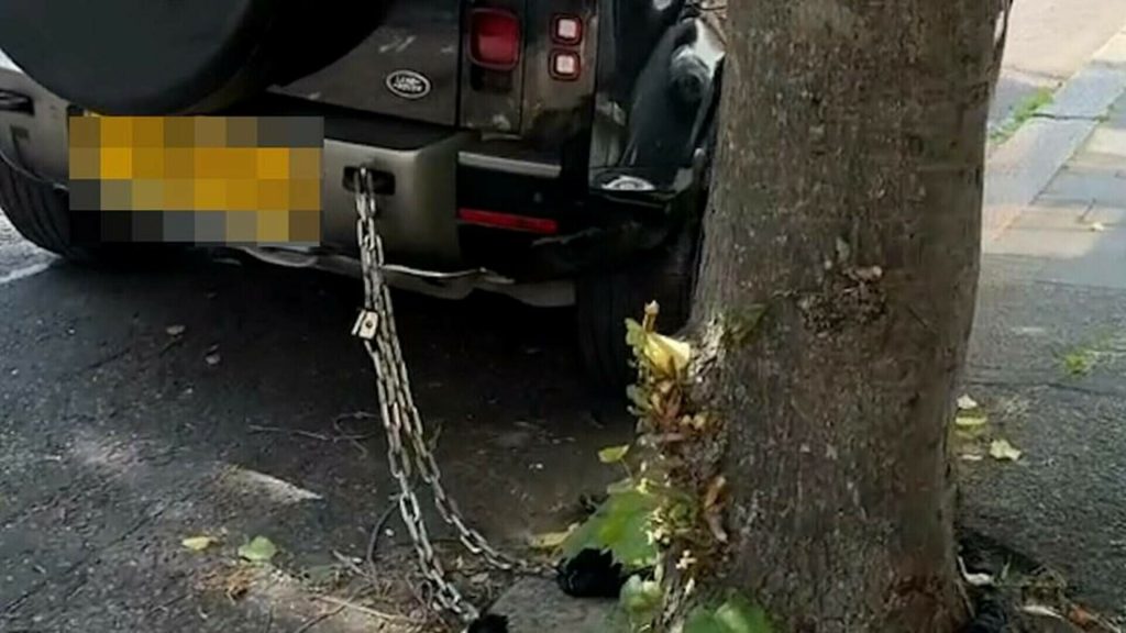 VIDEO Proprietarii de Land Rover au ajuns să-și lege mașina cu lanțuri de copaci pentru a se feri de hoți