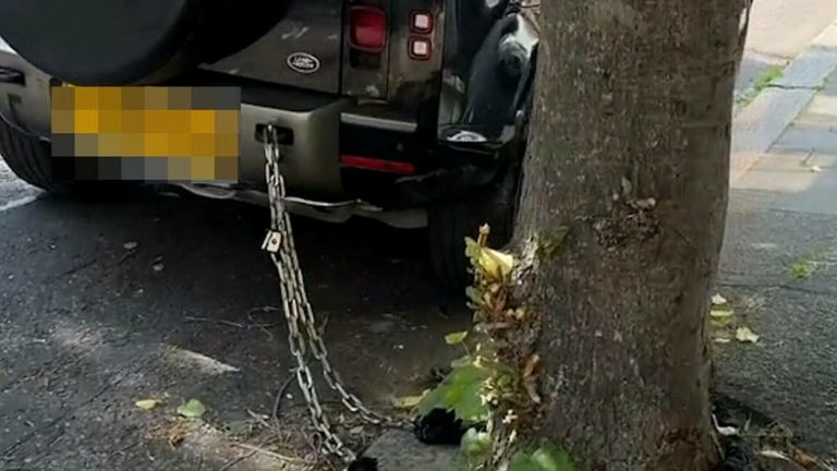 VIDEO Proprietarii de Land Rover au ajuns să-și lege mașina cu lanțuri de copaci pentru a se feri de hoți