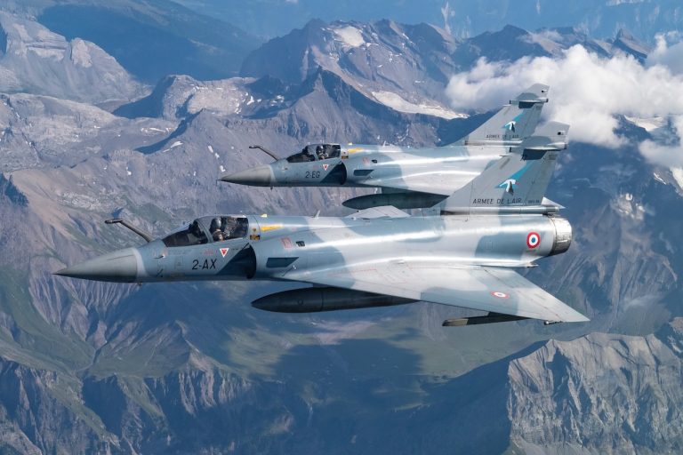 Macron anunţă că Franţa va furniza Ucrainei avioane de luptă Mirage