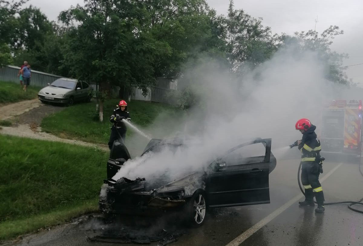 O mașină a luat foc în comuna Ion Neculce. Pompierii sunt la fața locului