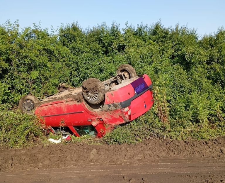 Mașină răsturnată pe marginea drumului din cauza vitezei, între Erbiceni și Focuri