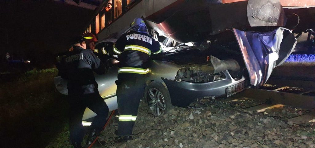  Tânăr de 19 ani, mort după ce maşina pe care o conducea a fost izbită de tren
