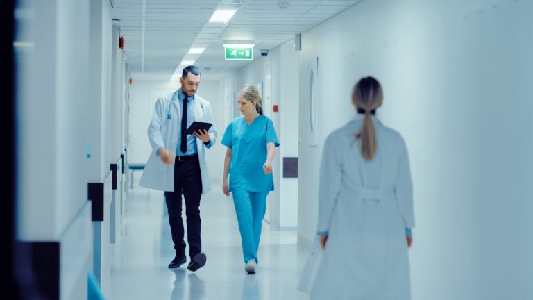 Viață de medic în România: ziua la stat, după-masa la privat