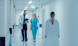 Mai multe unități medicale din județul Iași scot la concurs joburi pentru medici, infirmiere și consilieri