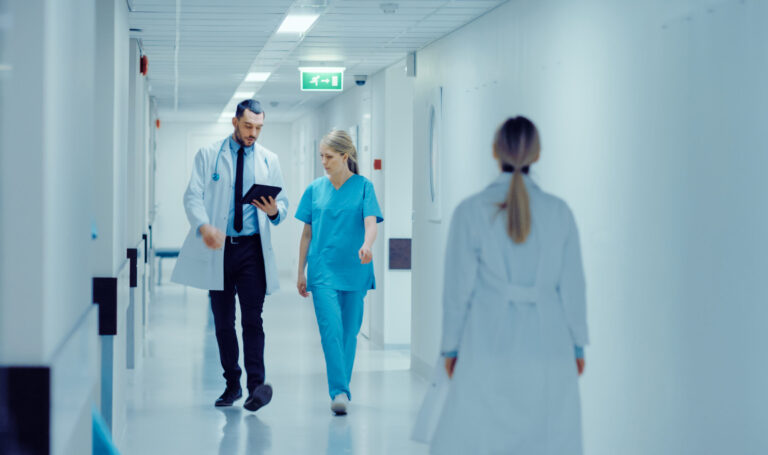 Mai multe unități medicale din județul Iași scot la concurs joburi pentru medici, infirmiere și consilieri
