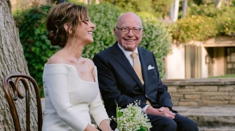 Rupert Murdoch s-a căsătorit pentru a cincea oară. Magnatul media are 93 de ani, iar noua sa soţie are 67 de ani