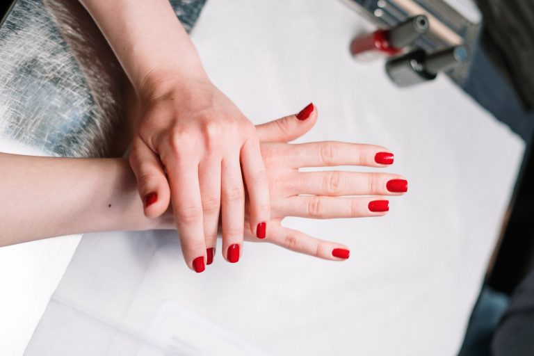 Află cum îndepărtezi rapid oja semipermanentă de pe unghii, fără ca acestea să fie afectate (P)