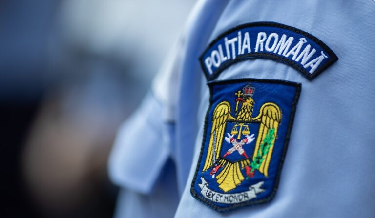 Un bărbat s-a urcat pe acoperişul sediului ICCJ. Echipe de negociatori discută cu el