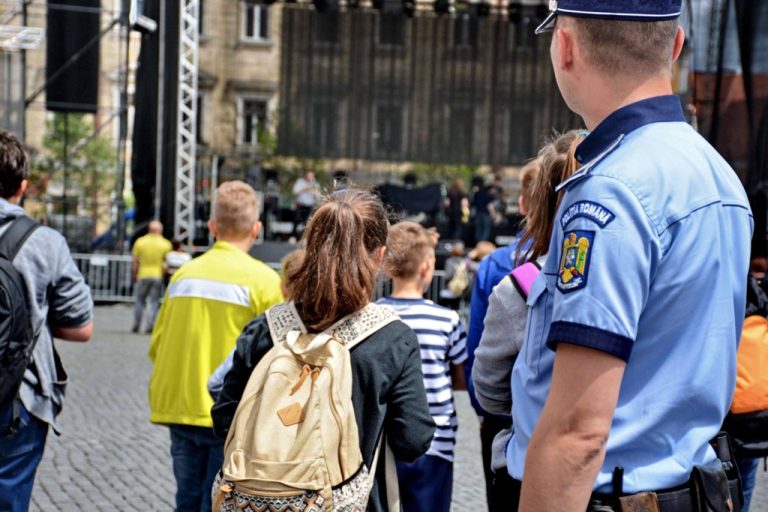 Anchetă, după ce o elevă a fost sugrumată, pusă să stea în genunchi şi udată cu apă de trei colege