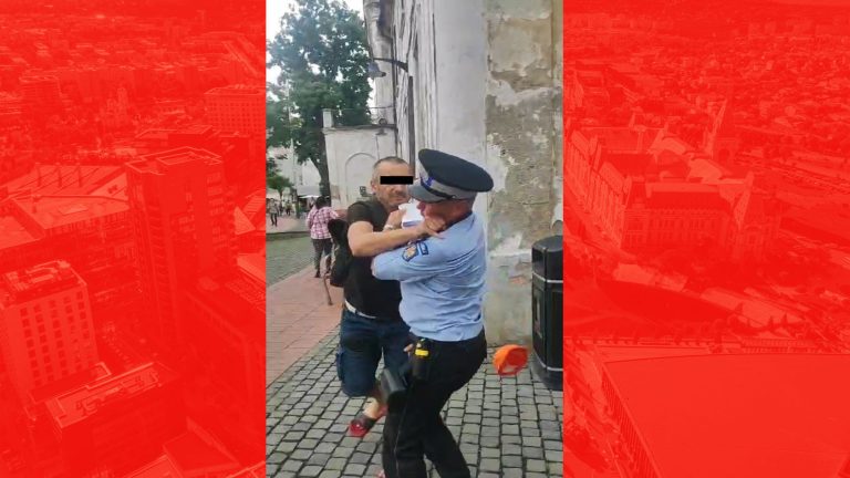 Un polițișt local a fost lovit și împins de un bărbat în centrul orașului Timișoara VIDEO