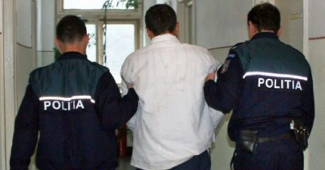 Polițist rutier lovit cu o sticlă în cap de un hoț pe care l-a surprins în timp ce fura dintr-un magazin