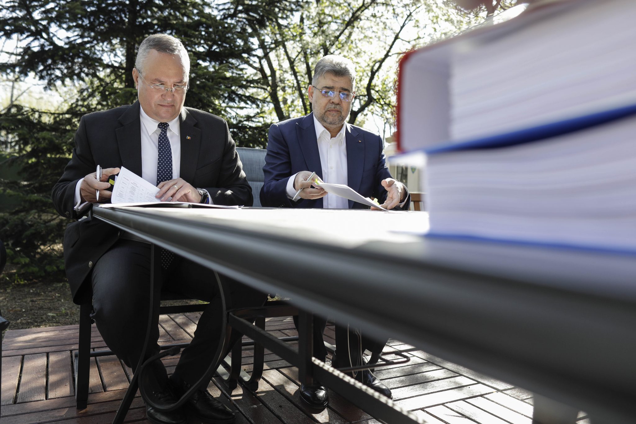 PSD șantajează PNL: dacă liberalii nu acceptă candidat comun pentru prezidențiale numit de PSD, social-democrații îl vor susține pe Geoană pentru Cotroceni, cu Ciolacu premier