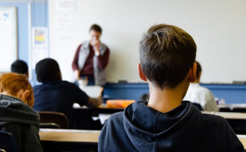 Se introduc sancţiuni noi în școli. Elevii care deranjează ora pot fi trimiși în altă sală sub supravegherea altui profesor. Proiect pus în dezbatere de Ministerul Educației
