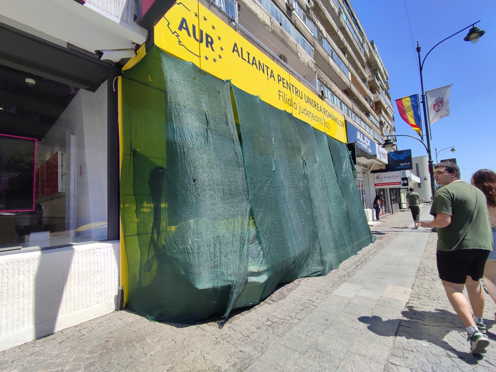AUR și afișul cu Chirica „Hoțule, cară-te ” au dispărut de lângă Primărie / Ce spune proprietarul spațiului din Centru
