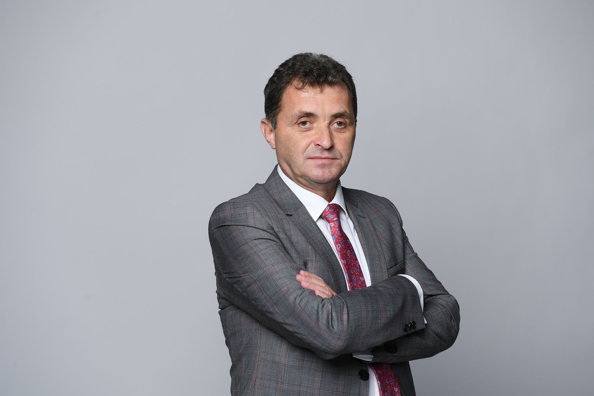 Șeful vameșilor le cerea angajaților corupți să-i plătească hainele de la branduri de lux. A fost pedepsit exemplar: acum este secretar general adjunct al ANAF, iertat de DNA
